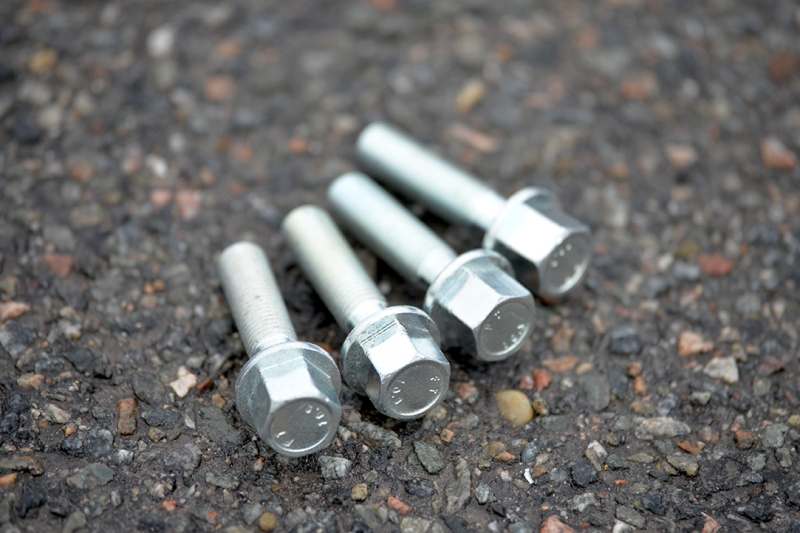 Rear-Wheel Bolt-Kit